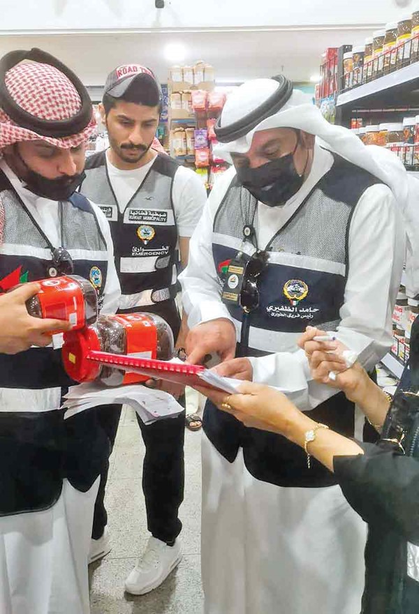 حامد الظفيري مع المفتشين خلال الجولة