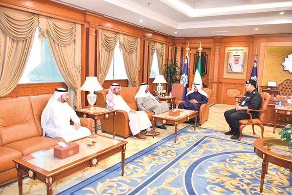 الفريق أول متقاعد الشيخ أحمد النواف مستقبلا الشيخ أحمد المنصور بحضور الفريق أنور البرجس