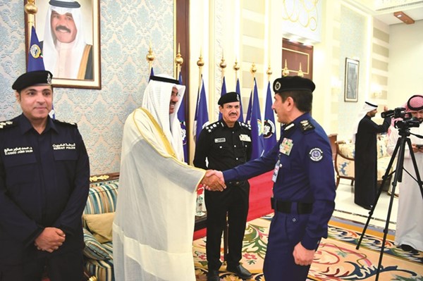 الفريق أول متقاعد الشيخ أحمد النواف يتلقى التهنئة من الفريق خالد المكراد