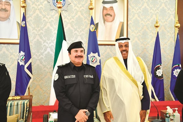 الفريق أول متقاعد الشيخ أحمد النواف ومدير أمن حولي اللواء عبدالله العلي
