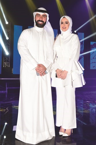 عريفا الحفل عبدالله مال الله وزوجته أسرار السعيد في لقطة خاصة لـ الأنباء