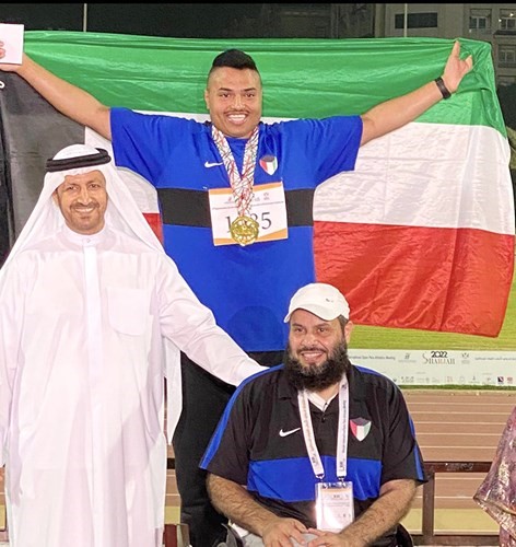 فيصل سرور متوجا بالذهب وإلى جانبه محسن العجمي