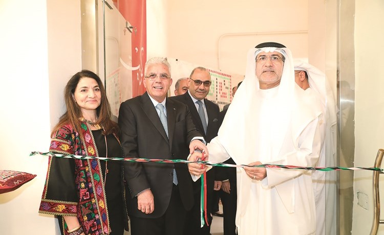 د.عيسى الأنصاري والسفير الفلسطيني رامي طهبوب خلال افتتاح المعرض(زين علام)