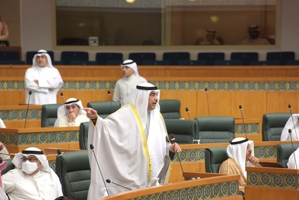 سمو رئيس الوزراء الشيخ صباح الخالد يرد على النائب محمد المطير وبجانبه د.محمد الفارس