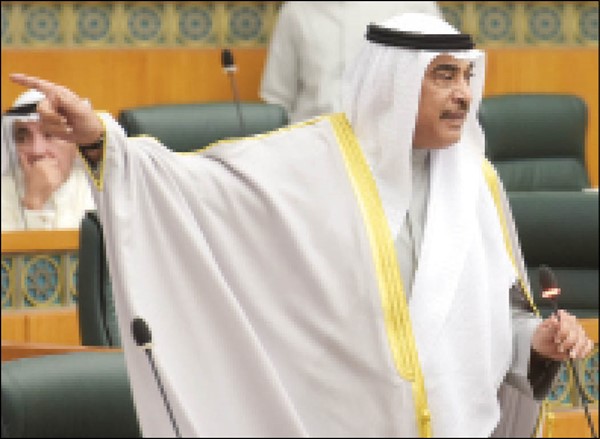  سمو رئيس الوزراء الشيخ صباح الخالد خلال جلسة أمس 		  (قاسم باشا)