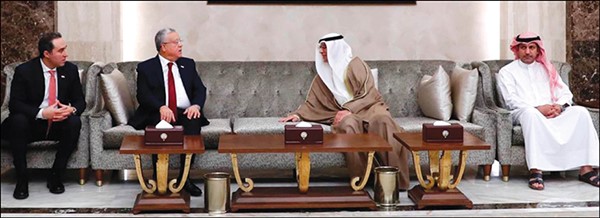 رئيس مجلس النواب المصري المستشار د.حنفي جبالي أثناء مغادرته البلاد وفي وداعه الأمين العام لمجلس الأمة عادل اللوغاني