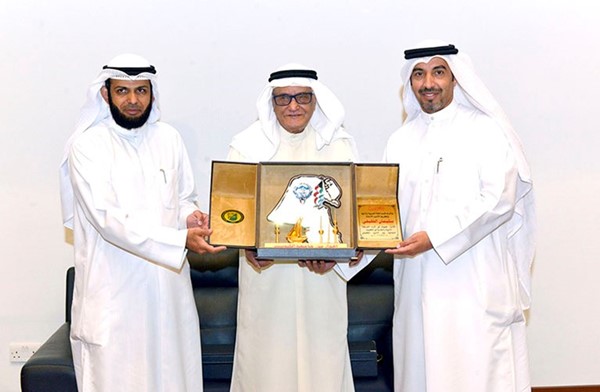 د.عبدالله الهاجري ود.عبدالمحسن الطبطبائي يكرمان الأديب سليمان الخليفي