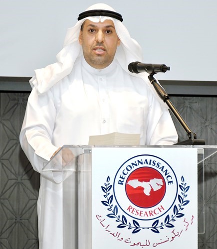 عبدالعزيز العنجري متحدثا خلال الندوة