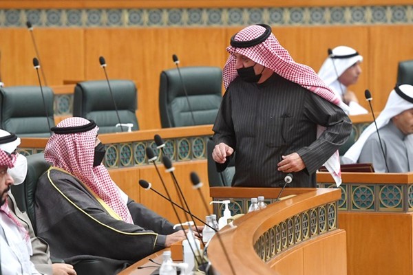 سمو رئيس الوزراء الشيخ صباح الخالد يستمع إلى عيسى الكندري