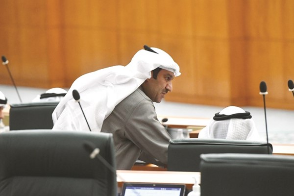 نائب رئيس المجلس أحمد الشحومي خلال جلسة أمس