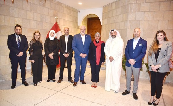 السفيرة عاليا مواني وعدد من أعضاء شبكة خريجي الجامعات والكليات الكندية في الكويت