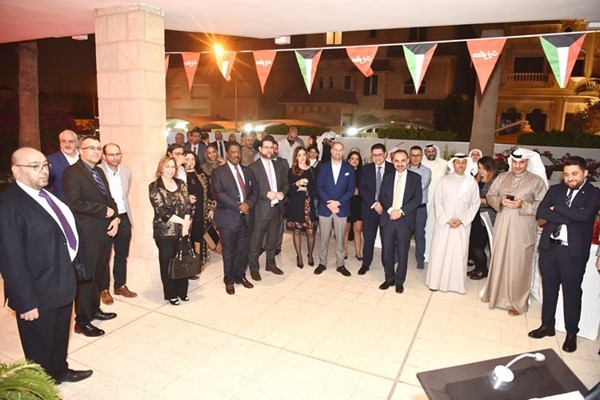 عدد من خريجي الجامعات والكليات الكندية في الكويت ومجموعة من الحضور خلال الحفل	(أحمد علي)