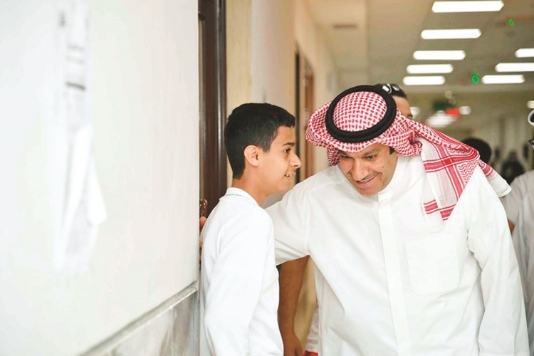 أحمد الشحومي مستمعا لأحد الطلبة