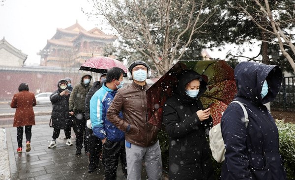 صينيون يصطفون في طابور انتظارا لإجراء اختبار كورونا في بكين 	(رويترز)