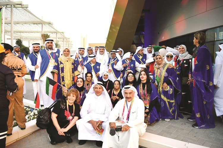 بورسلي مع المشاركين