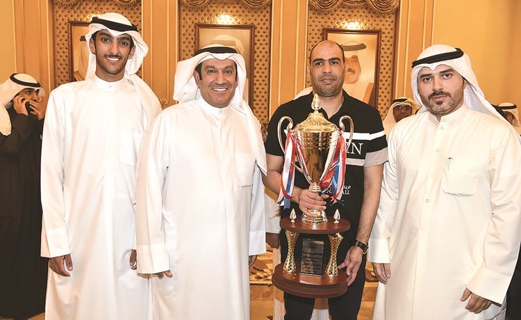 أحمد وعبدالكريم الشحومي مع مدرب فريق سلة القرين تحت 13 سنة