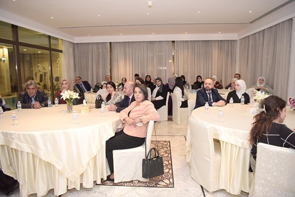 جانب من أسر الأمهات المكرمات والحضور خلال الاحتفال بعيد الأم في السفارة السورية