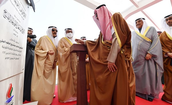 صاحب السمو الأمير الشيخ نواف الأحمد خلال إزاحة الستار عن اللوحة التذكارية لمشروع الوقود البيئي