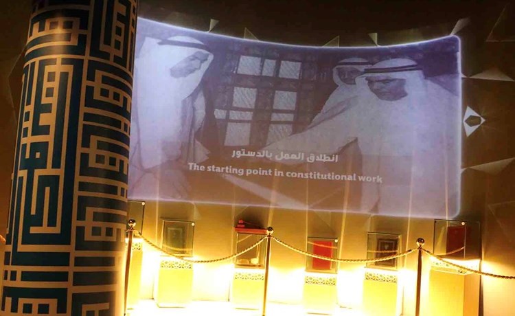 شاشة عرض توضح صوره انطلاقة العمل بالدستور على يد الراحل الشيخ عبدالله السالم
