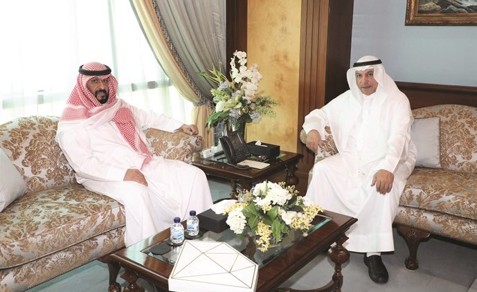 الشيخ طلال الخالد خلال اللقاء مع فيصل الشايع