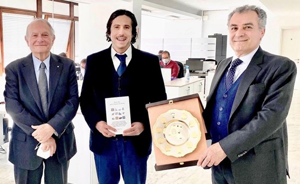 الشيخ عزام المبارك مع فابيو سكويللانتى خلال زيارته إلى وكالة نوفا الإيطالية