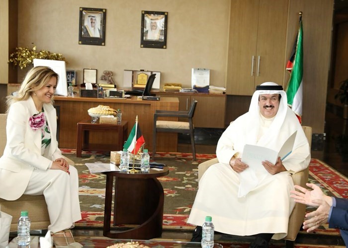 د.علي المضف خلال استقباله سفيرة فرنسا