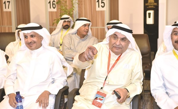 محمد الصقر وفهد الجوعان خلال اعلان نتائج انتخابات الغرفة