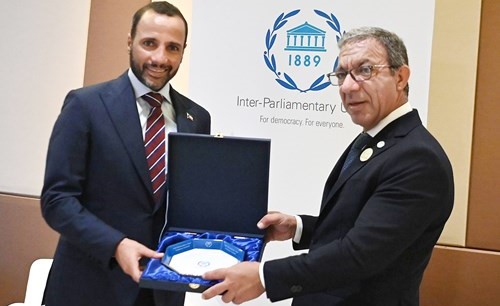رئيس مجلس الأمة مرزوق الغانم يتسلم هدية من رئيس الاتحاد البرلماني الدولي دوارتي باشيكو