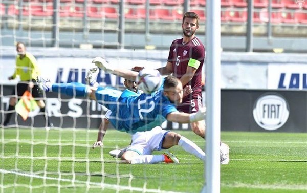 الأزرق يتعادل مع لاتفيا في معسكر مالطا