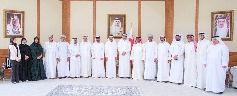 وزير شؤون الإعلام البحريني علي بن محمد الرميحي ورئيس جمعية الصحافيين الكويتية الزميل عدنان الراشد ورؤساء وأعضاء الجمعيات الصحافية الخليجية في لقطة جماعية