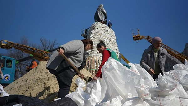 بالفيديو.. في خاركيف... أكياس الرمل تحمي تماثيل المدينة من القصف الروسي