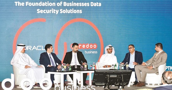 فراس العقدة وزياد الأخرس وسليمان الحمود وم. محمد جبريل ومحمد يوسف خلال الحلقة النقاشية الأولى