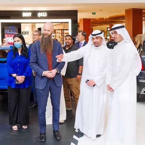 الشيخ أحمد الدعيج والقائم بأعمال السفارة الأميركية في الكويت خلال زيارة جناح كاديلاك الغانم