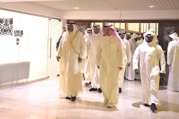 سمو رئيس الوزراء الشيخ صباح الخالد مغادرا المجلس وبجانبه عيسى الكندري