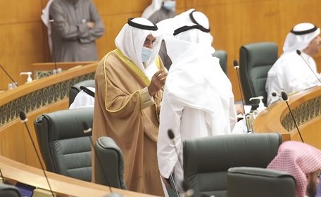 النائب الأول لرئيس الوزراء وزير الداخلية الشيخ أحمد النواب في حديث مع احد النواب