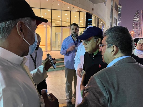 وزير الصحة يتابع سير العمل في المستشفى الأميري تزامناً مع حريق المباركية