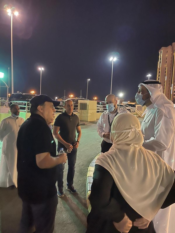 وزير الصحة يتابع سير العمل في المستشفى الأميري تزامناً مع حريق المباركية