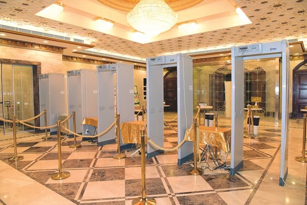 زيادة أعداد البوابات الأمنية من جميع المداخل لتيسير دخول المصلين