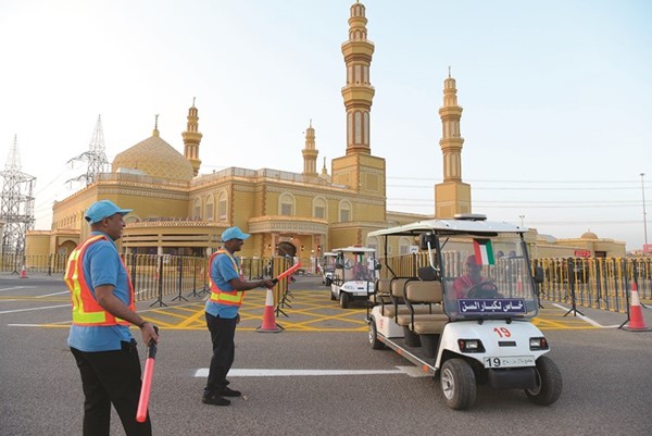 توافر عربات نقل المصلين بين المواقف والمسجد