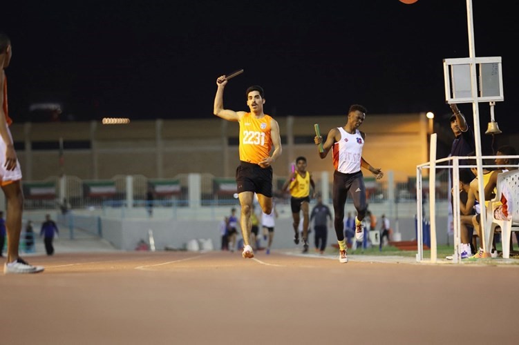 لاعب كاظمة متصدرا منافسات التتابع