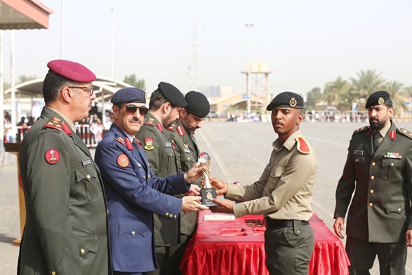 اللواء الركن فهد الطريجي يكرم الحاصل على المركز الأول للمتطوعين الجندي عبدالمنعم طلال الطرقي