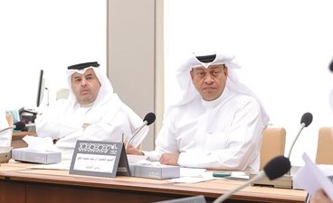 د.حمد المطر ومبارك الحجرف خلال اجتماع اللجنة