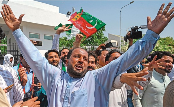 مؤيدو رئيس الوزراء الباكستاني عمران خان يتظاهرون امام مبنى البرلمان في إسلام آباد عقب رفض طلب حجب الثقة عن الحكومة        (أ.ف.پ)