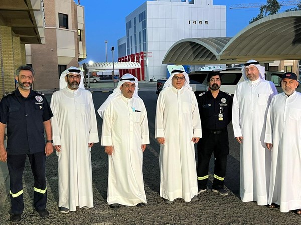 وزير الصحة يتناول الفطور مع أفراد الطوارئ المشاركين في إسعاف المصابين بحريق المباركية