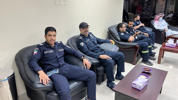 وزير الصحة يتناول الفطور مع أفراد الطوارئ المشاركين في إسعاف المصابين بحريق المباركية