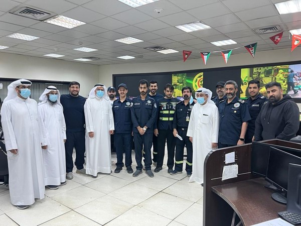وزير الصحة يتناول الفطور مع أفراد الطوارئ المشاركين في إسعاف المصابين بحريق المباركية