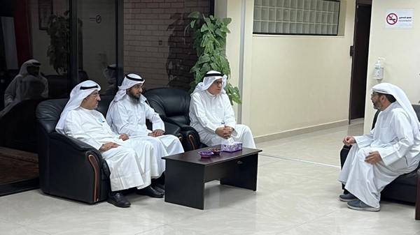 وزير الصحة يتناول الفطور مع أفراد الطوارئ المشاركين في إسعاف المصابين بحريق المباركية