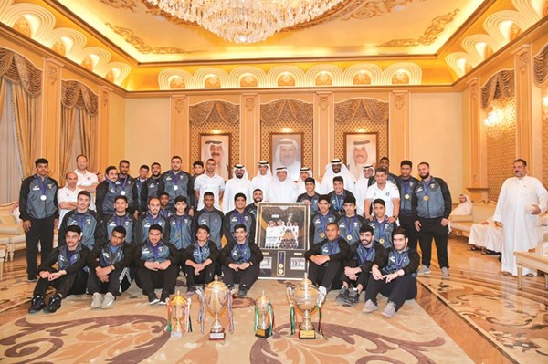 نائب رئيس مجلس الأمة أحمد الشحومي متوسطا مجموعة من الرياضيين