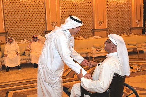 أحمد الشحومي أثناء استقباله أحد كبار السن