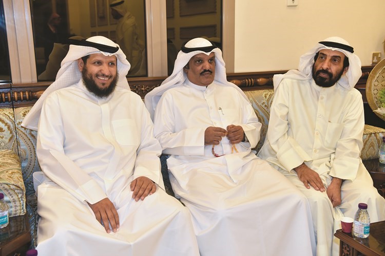 فايز الجمهور مع بعض المهنئين